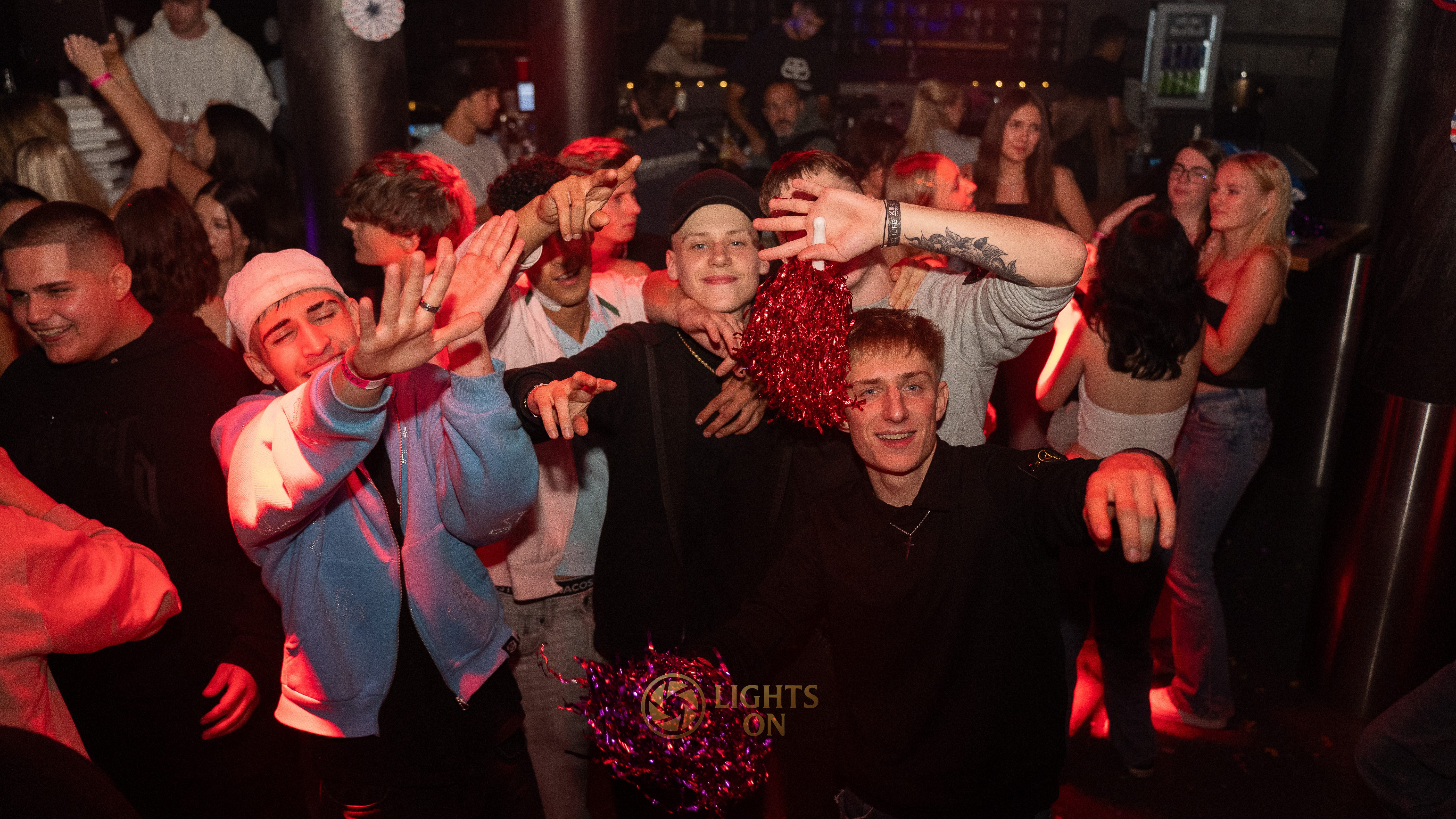 Clubszene mit Tanzenden und Lichtshow